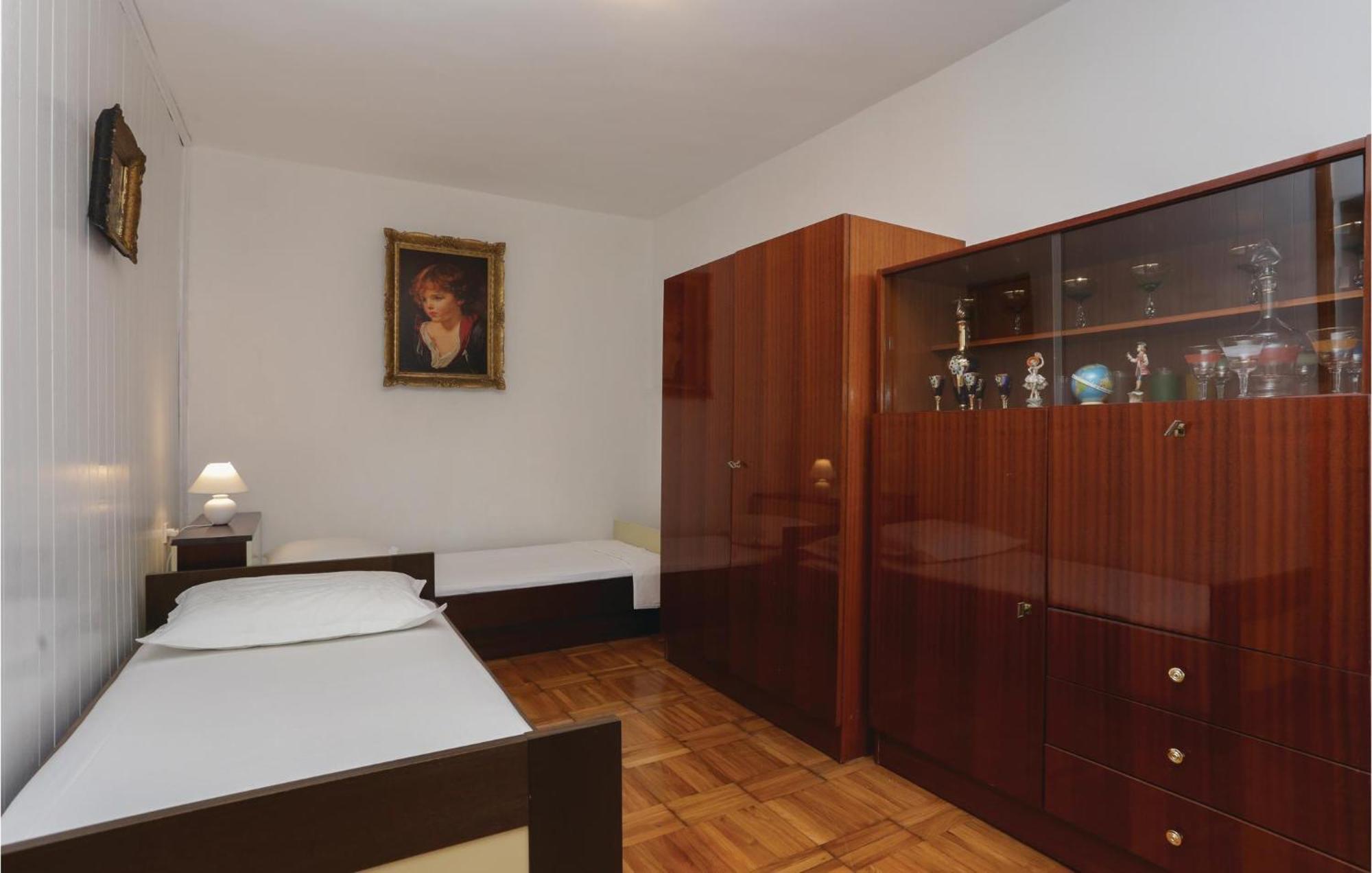 2 Bedroom Stunning Apartment In Kastel Kambelovac Kastela Ngoại thất bức ảnh
