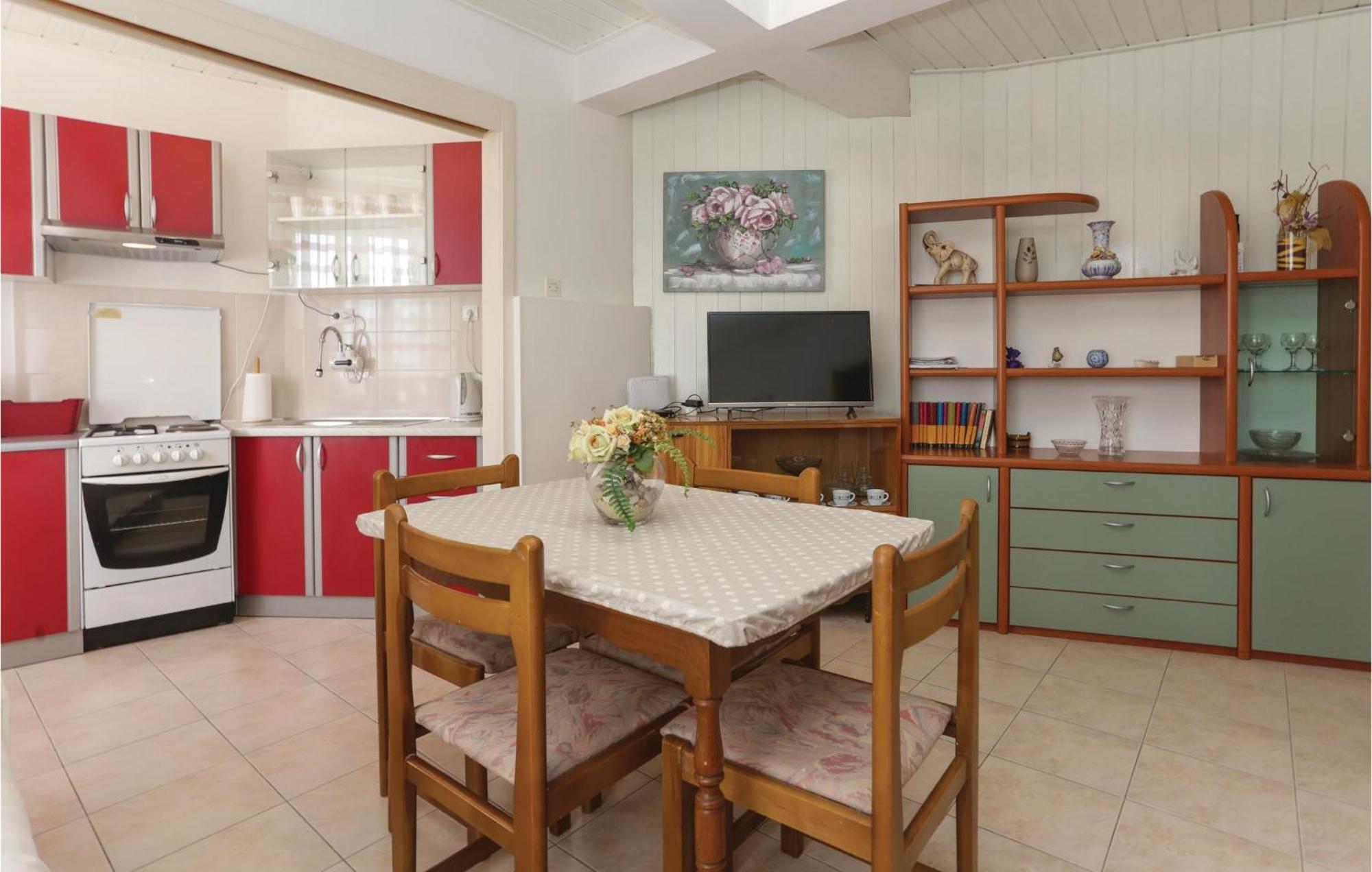 2 Bedroom Stunning Apartment In Kastel Kambelovac Kastela Ngoại thất bức ảnh