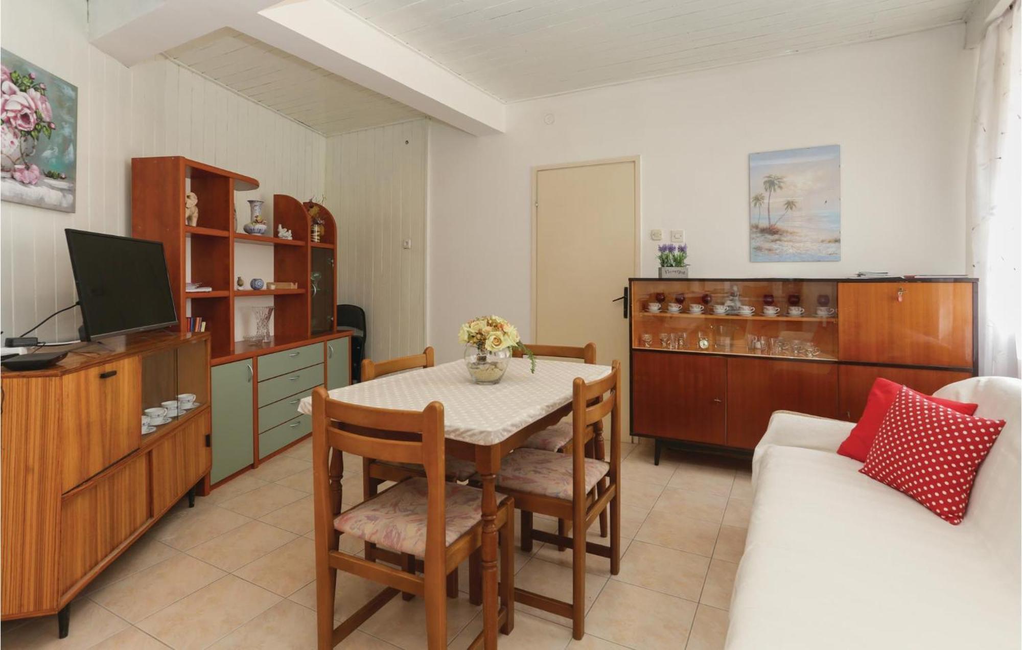 2 Bedroom Stunning Apartment In Kastel Kambelovac Kastela Ngoại thất bức ảnh