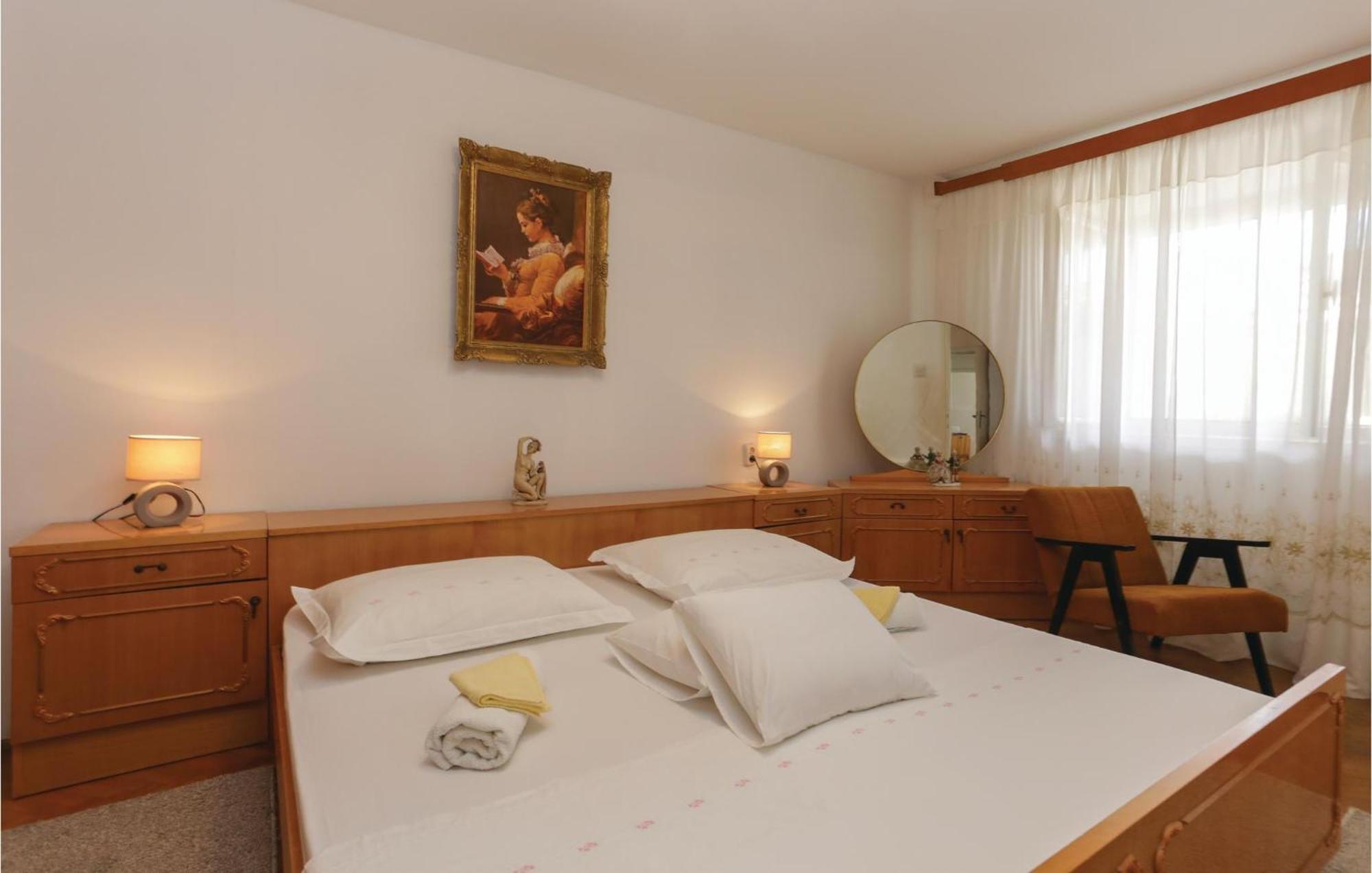 2 Bedroom Stunning Apartment In Kastel Kambelovac Kastela Ngoại thất bức ảnh
