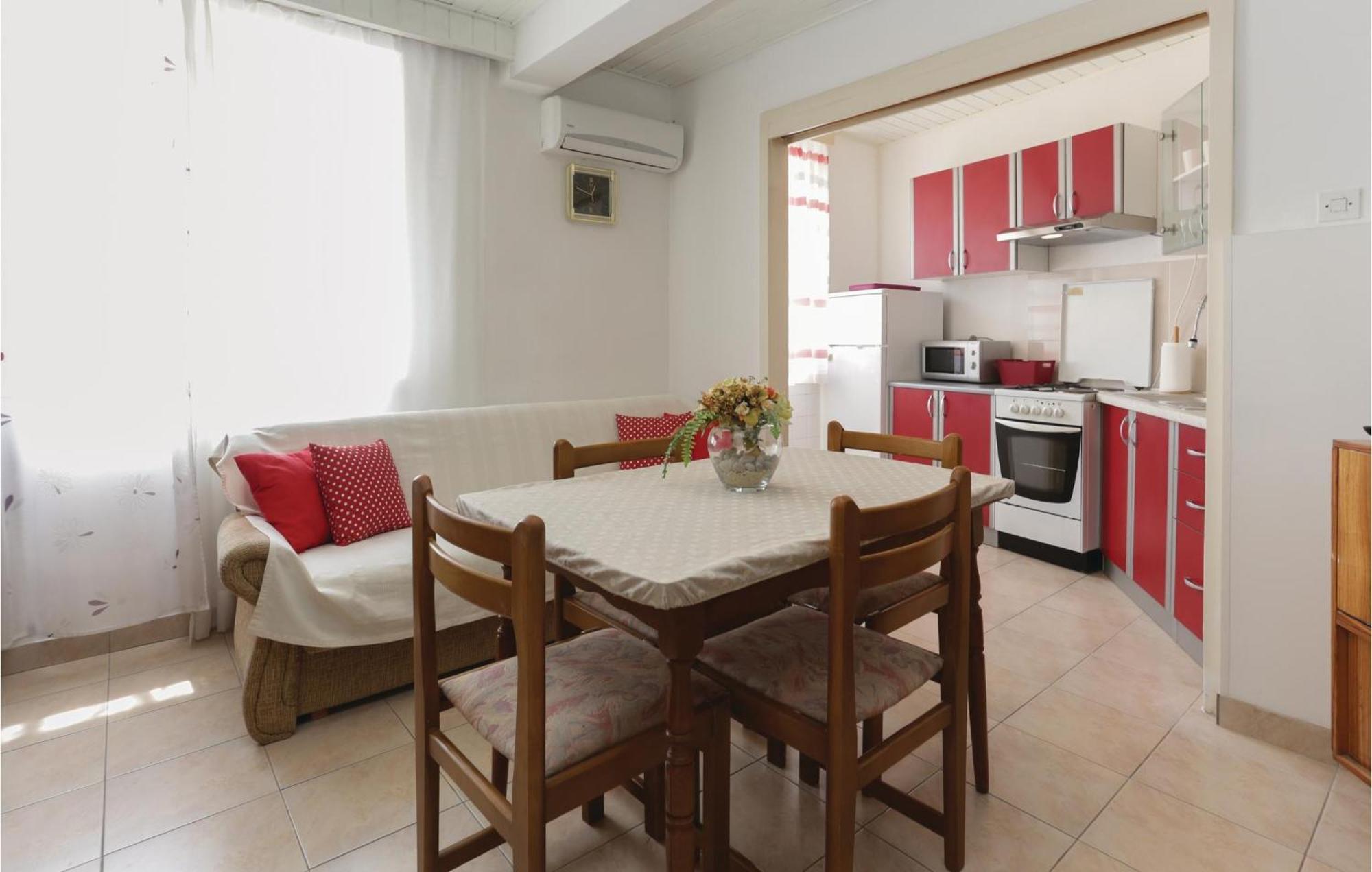 2 Bedroom Stunning Apartment In Kastel Kambelovac Kastela Ngoại thất bức ảnh