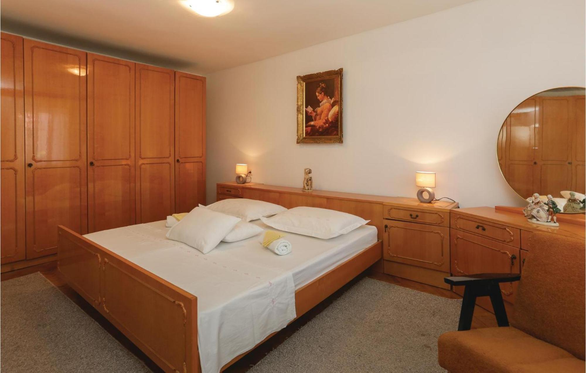 2 Bedroom Stunning Apartment In Kastel Kambelovac Kastela Ngoại thất bức ảnh