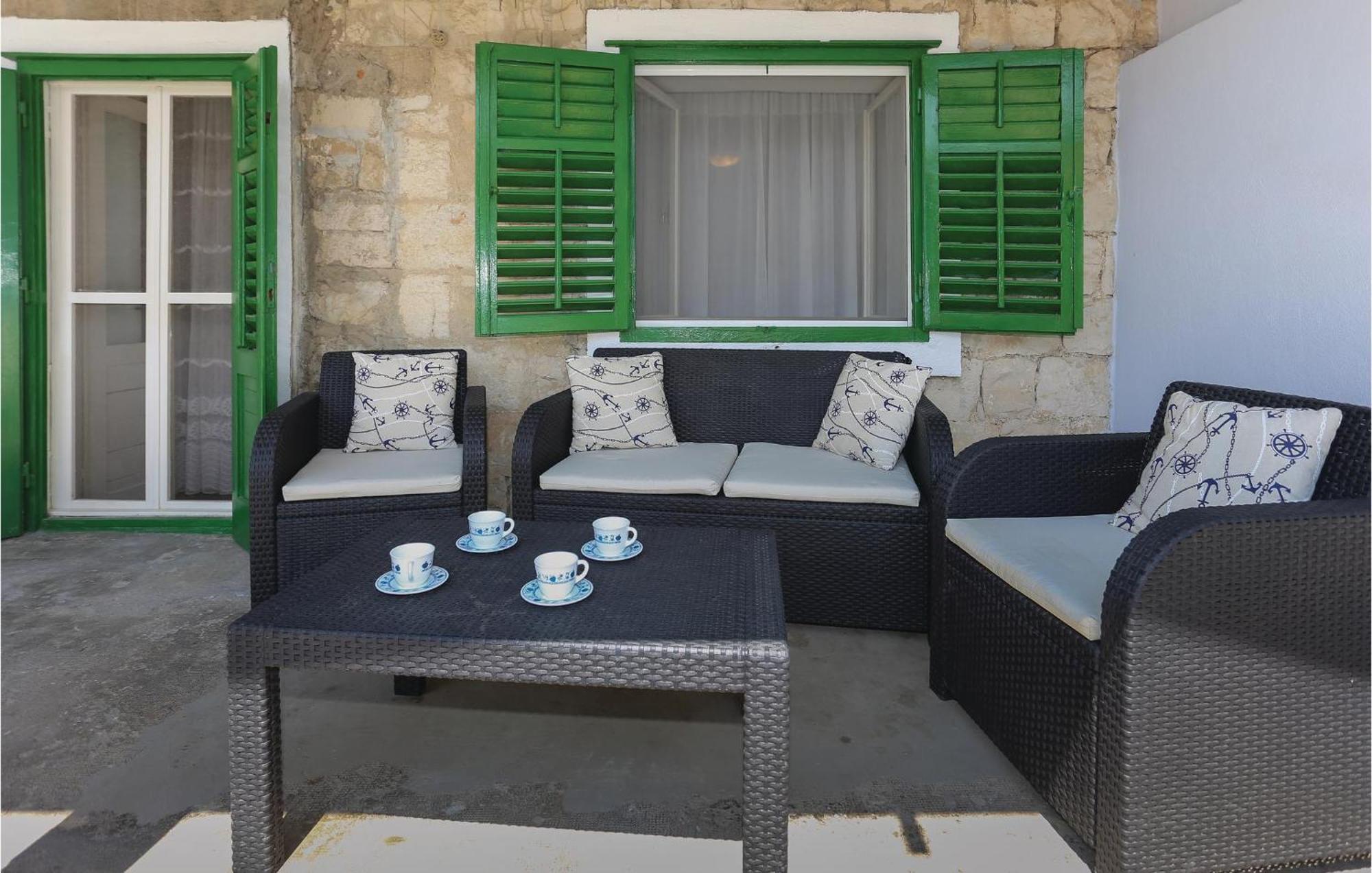 2 Bedroom Stunning Apartment In Kastel Kambelovac Kastela Ngoại thất bức ảnh