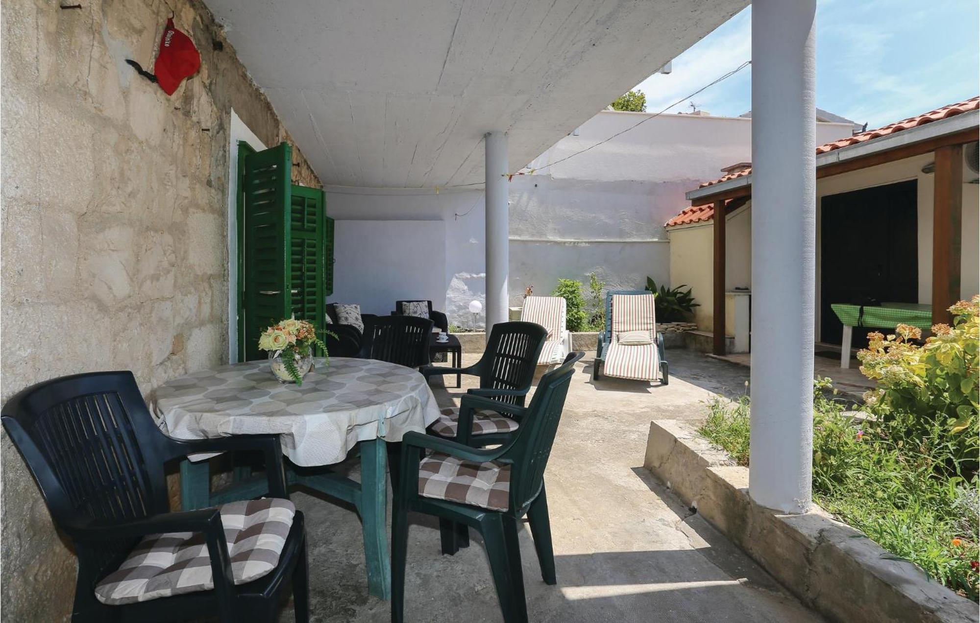 2 Bedroom Stunning Apartment In Kastel Kambelovac Kastela Ngoại thất bức ảnh