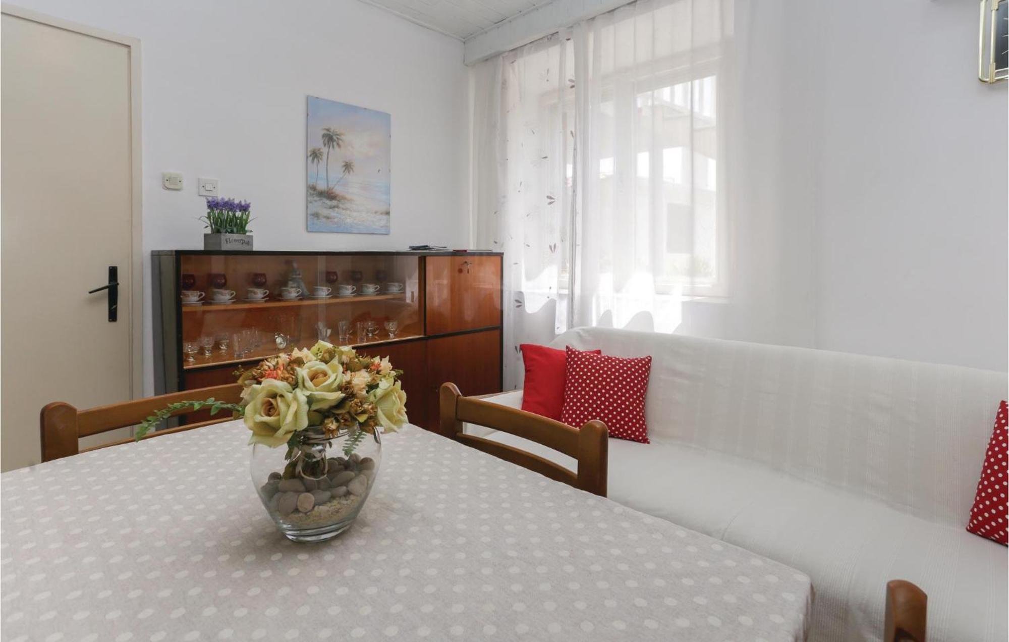 2 Bedroom Stunning Apartment In Kastel Kambelovac Kastela Ngoại thất bức ảnh