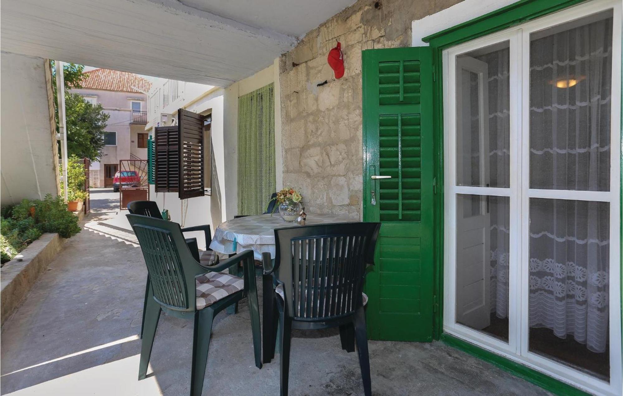 2 Bedroom Stunning Apartment In Kastel Kambelovac Kastela Ngoại thất bức ảnh
